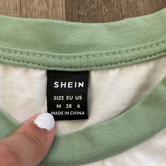 Shein t-shirt - Picture 4 of 4